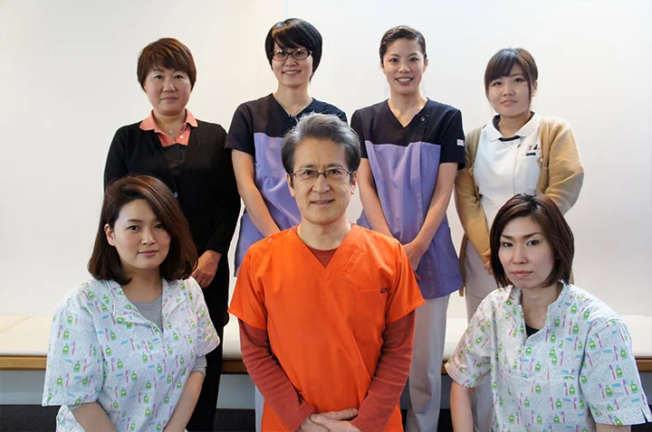 歯科医院のスタッフが診療室で連携している様子