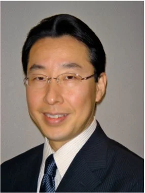 欠損補綴治療担当医　一田英二が欠損補綴治療治療の説明を行う様子