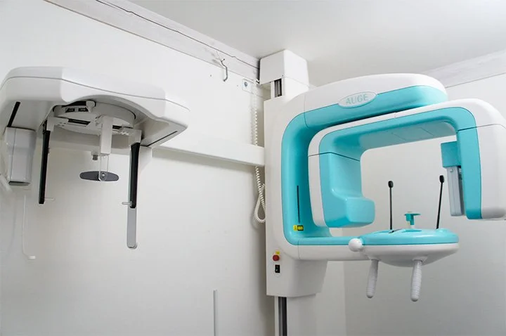 歯科診療で使用する機器をスタッフが操作前に確認している手元