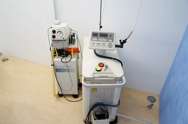 歯科医院で使用する衛生用品と使い捨て用品が棚に分類して並ぶ様子