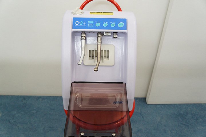 歯科医院で使用する衛生用品と使い捨て用品が棚に分類して並ぶ様子