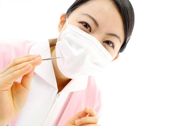 トレーに整頓された歯科用ミラーとスケーラーなどの治療器具