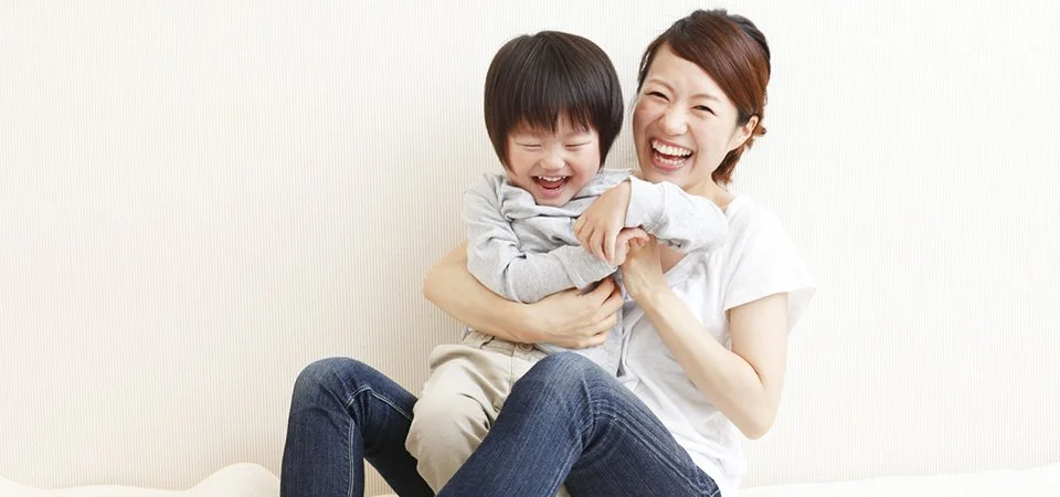 小児用の歯ブラシと歯みがき練習用の模型を診療台に並べた様子