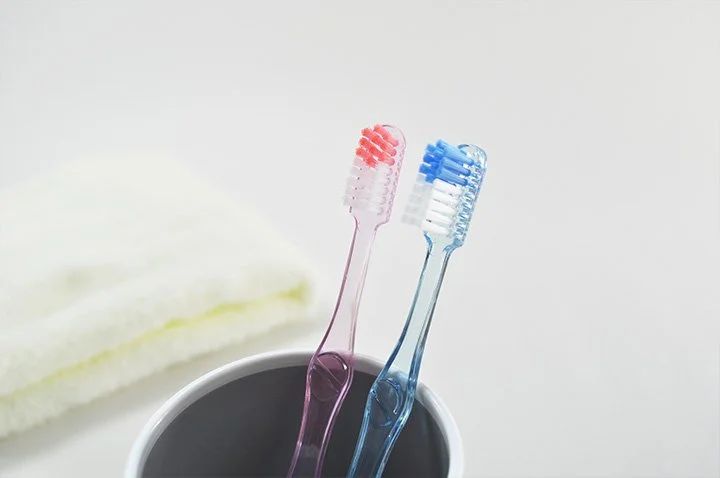 洗浄され整頓された歯科用の治療器具